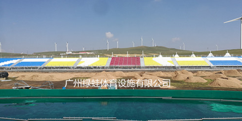 輝騰錫勒草原國際馬術(shù)演藝小鎮(zhèn)，綠蛙看臺書寫宏偉篇章