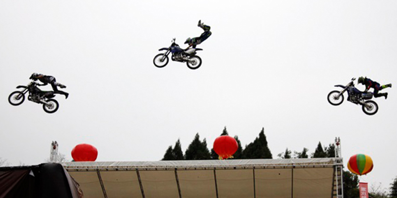 人民網(wǎng)、新華網(wǎng)、鳳凰網(wǎng)、四川衛(wèi)視報(bào)道綠蛙看臺(tái)參與的2014全國摩托車越野錦標(biāo)賽