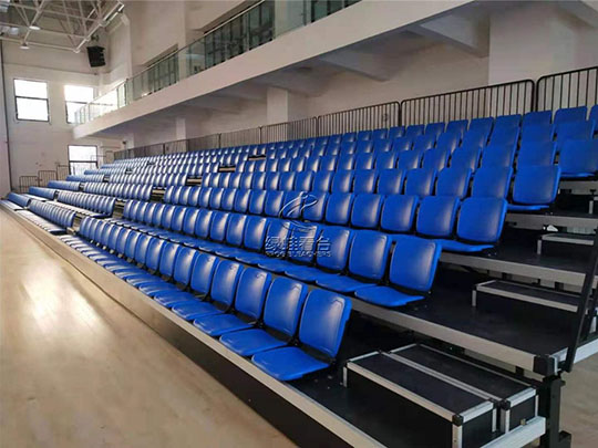 伸縮活動(dòng)看臺(tái)有其5個(gè)特點(diǎn)，與其他種類的看臺(tái)座椅區(qū)別開(kāi)來(lái)