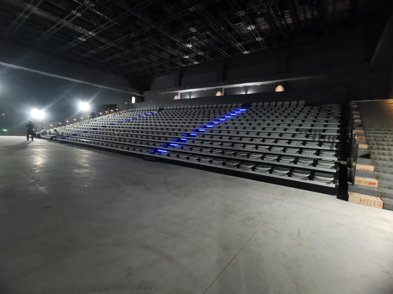 清遠(yuǎn)百嘉數(shù)字聲光產(chǎn)業(yè)園多功能展廳看臺座椅案例